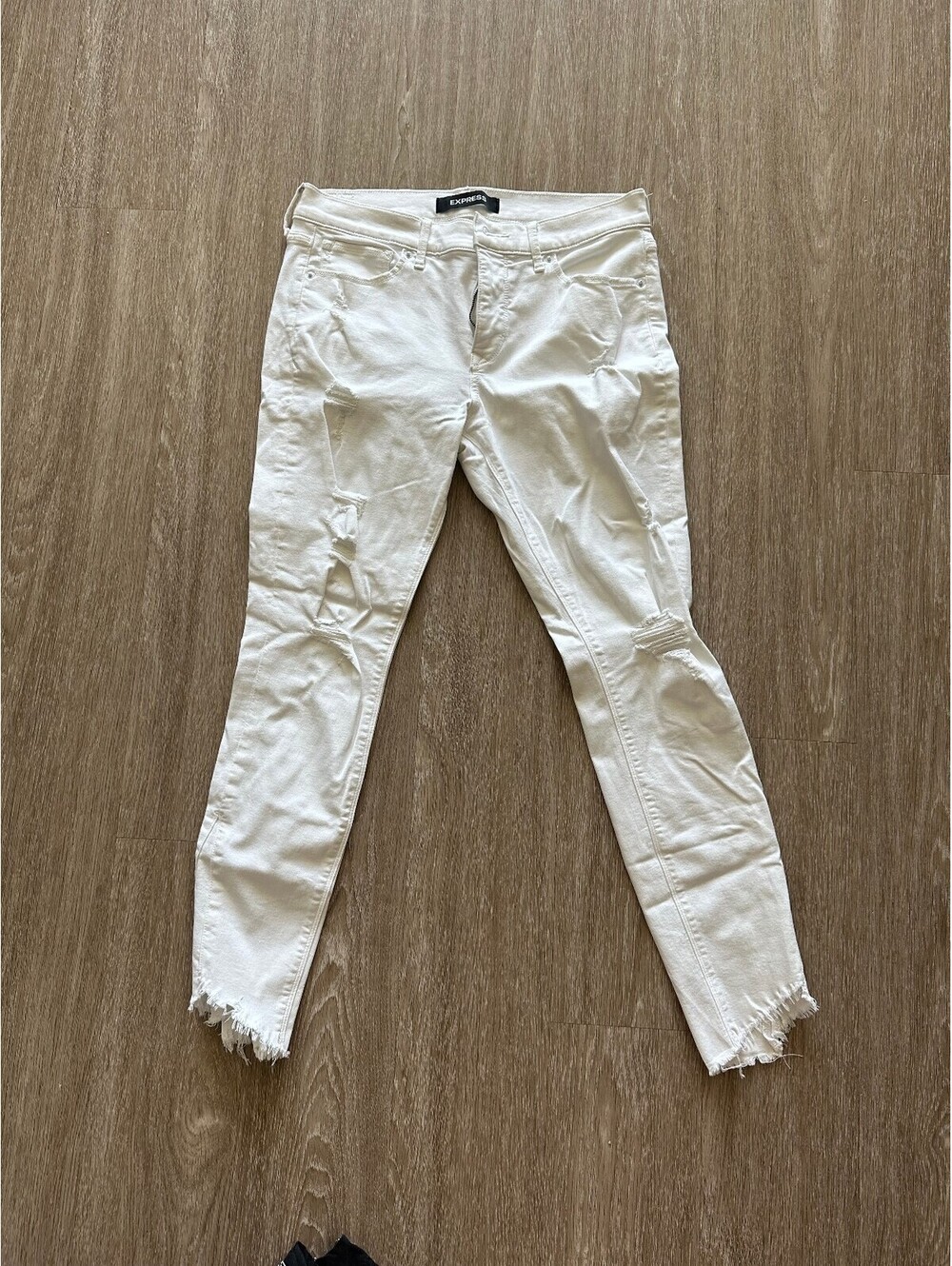 Express Women's white distressed skinny jeans
